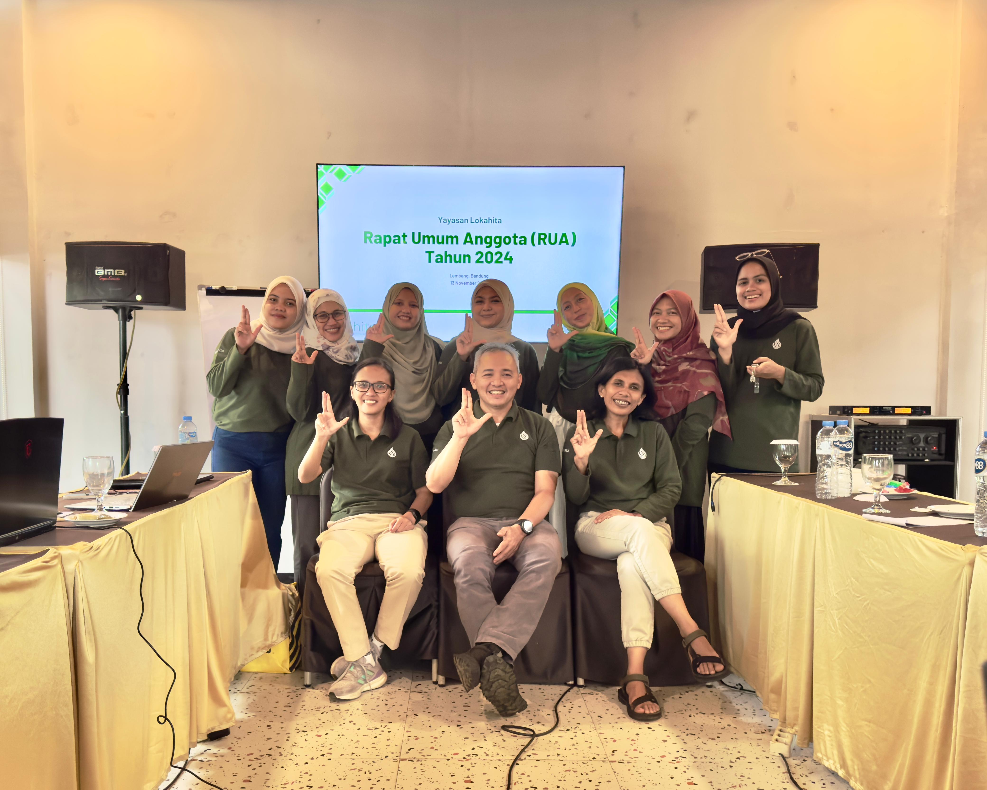 Foto bersama peserta yang hadir pada Rapat Umum Anggota Yayasan Lokus Bijak Hijau Lestari (LOKAHITA) Tahun 2024 (Foto: Nadya Amanda Utari, 2024)